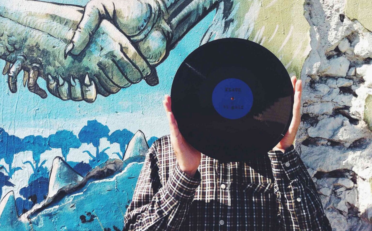 5 Tips on How to Throw a Vinyl Record Listening Party 2024 Guide