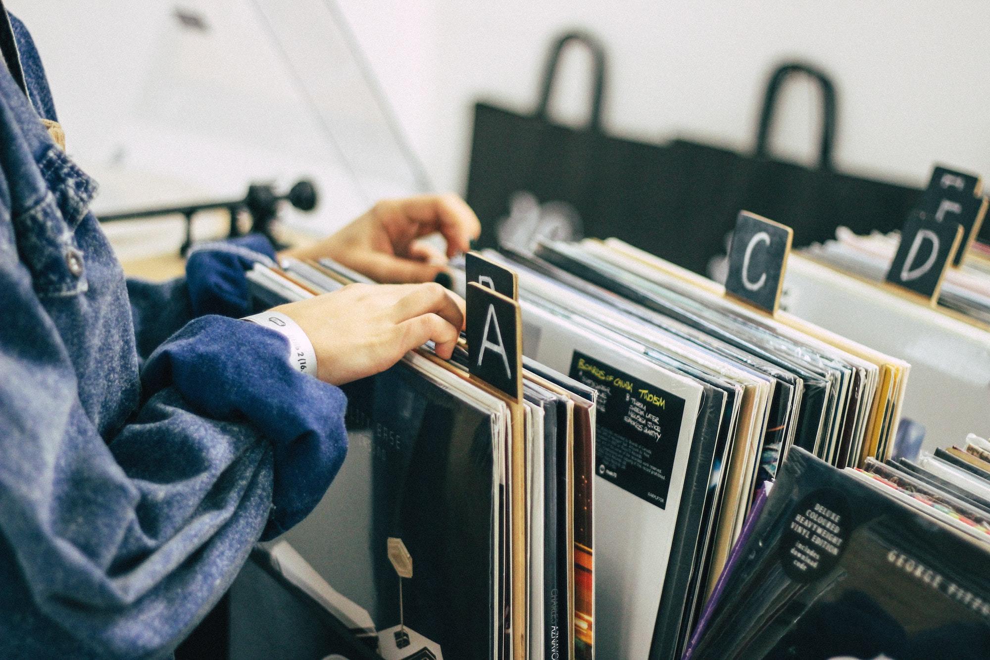 5 Tips on How to Throw a Vinyl Record Listening Party 2024 Guide