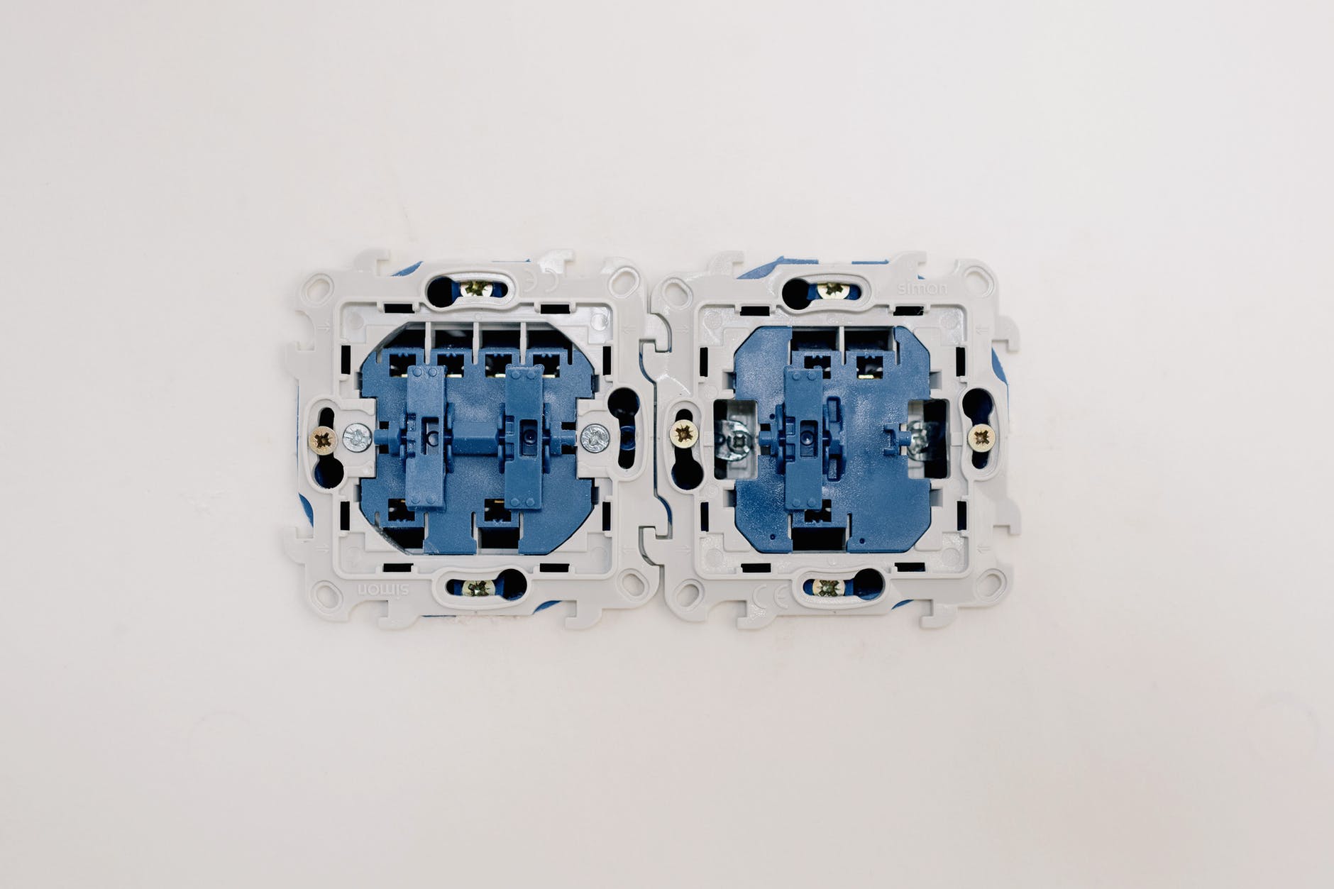 4 Ways to Tell if Your New House Needs Rewiring