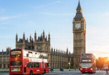 London Big Ben and traffic on Westminster Bridge