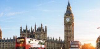 London Big Ben and traffic on Westminster Bridge